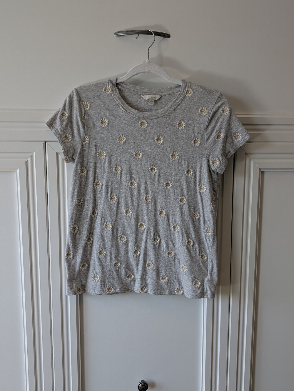 Lucky Brand Women’s Short Sleeve Embroidered Daisy Tee - Gray